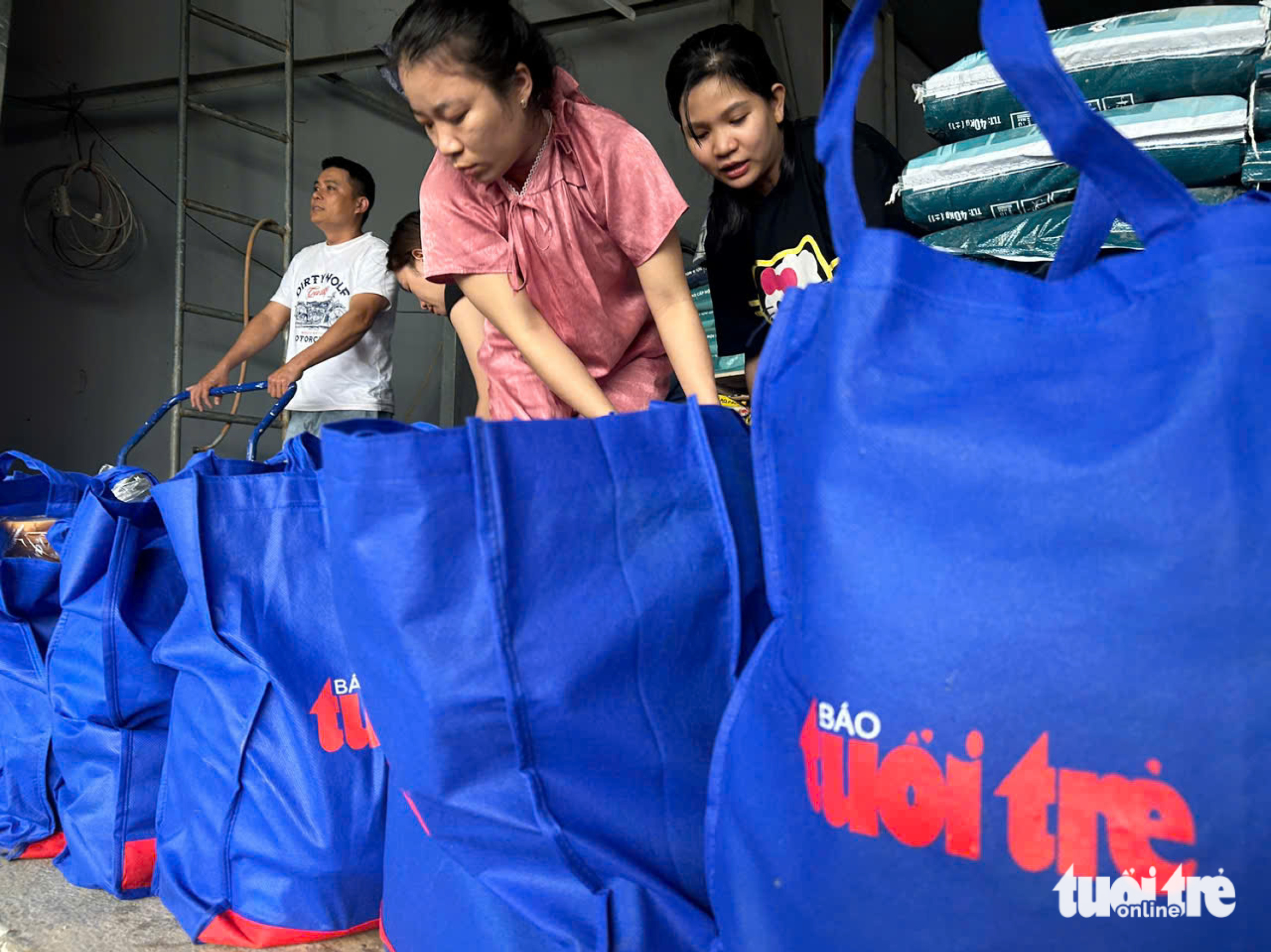 越过山体滑坡,青年报在顺化河上游洪灾中心区进行救援